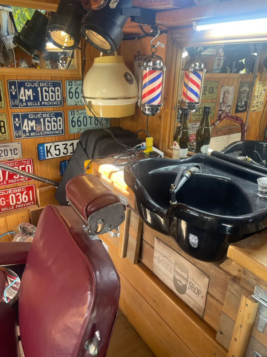 Le lavabo noir, les poteaux de barbier et les vieilles plaques du Québec au mur